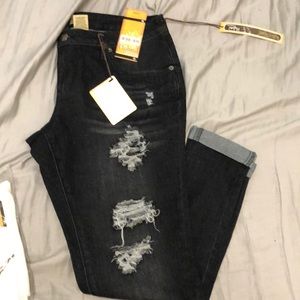 Hybrid & Company jeans.